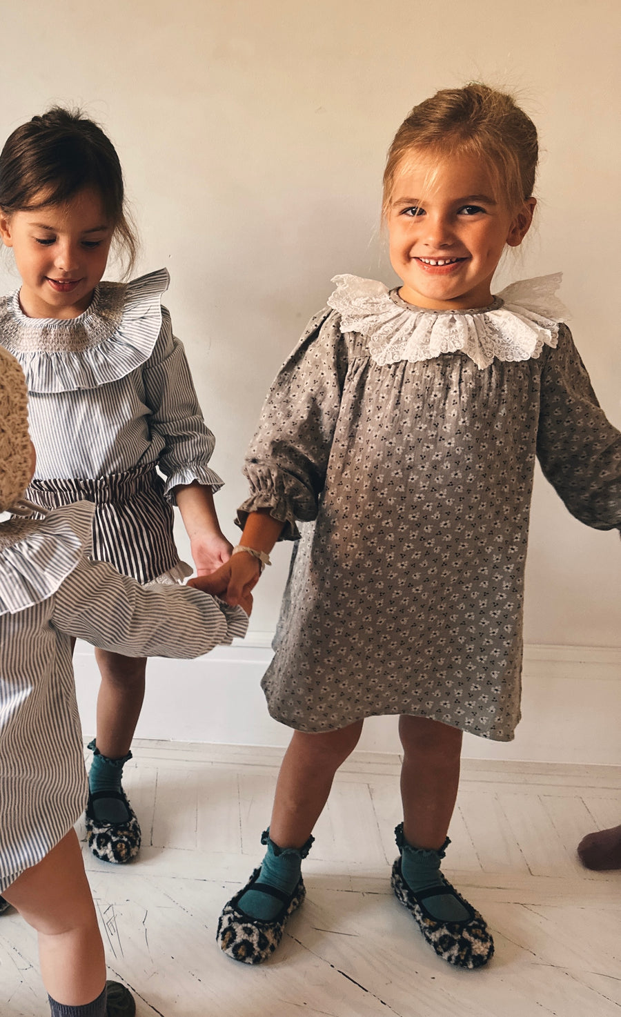 Vestido Puntilla  Flores Gris