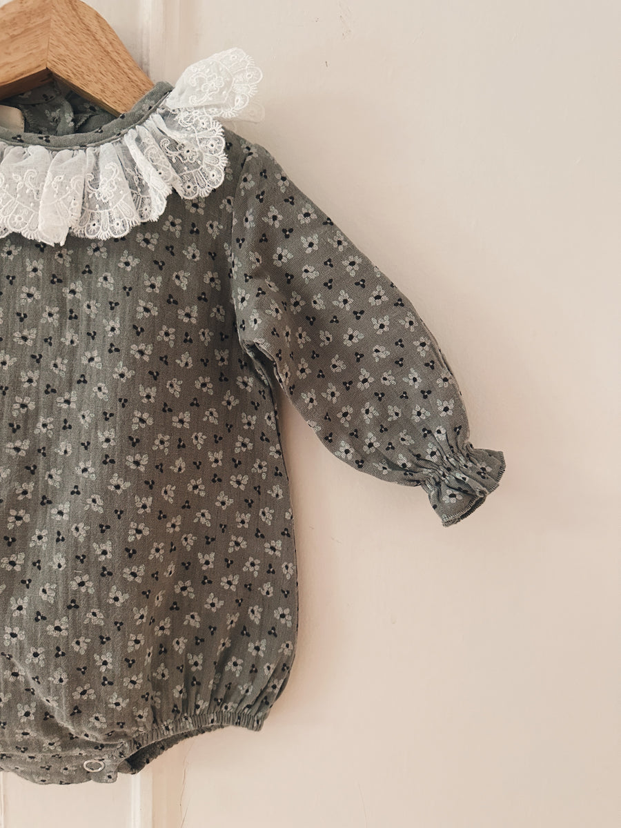 Ranita Puntilla Flores Gris