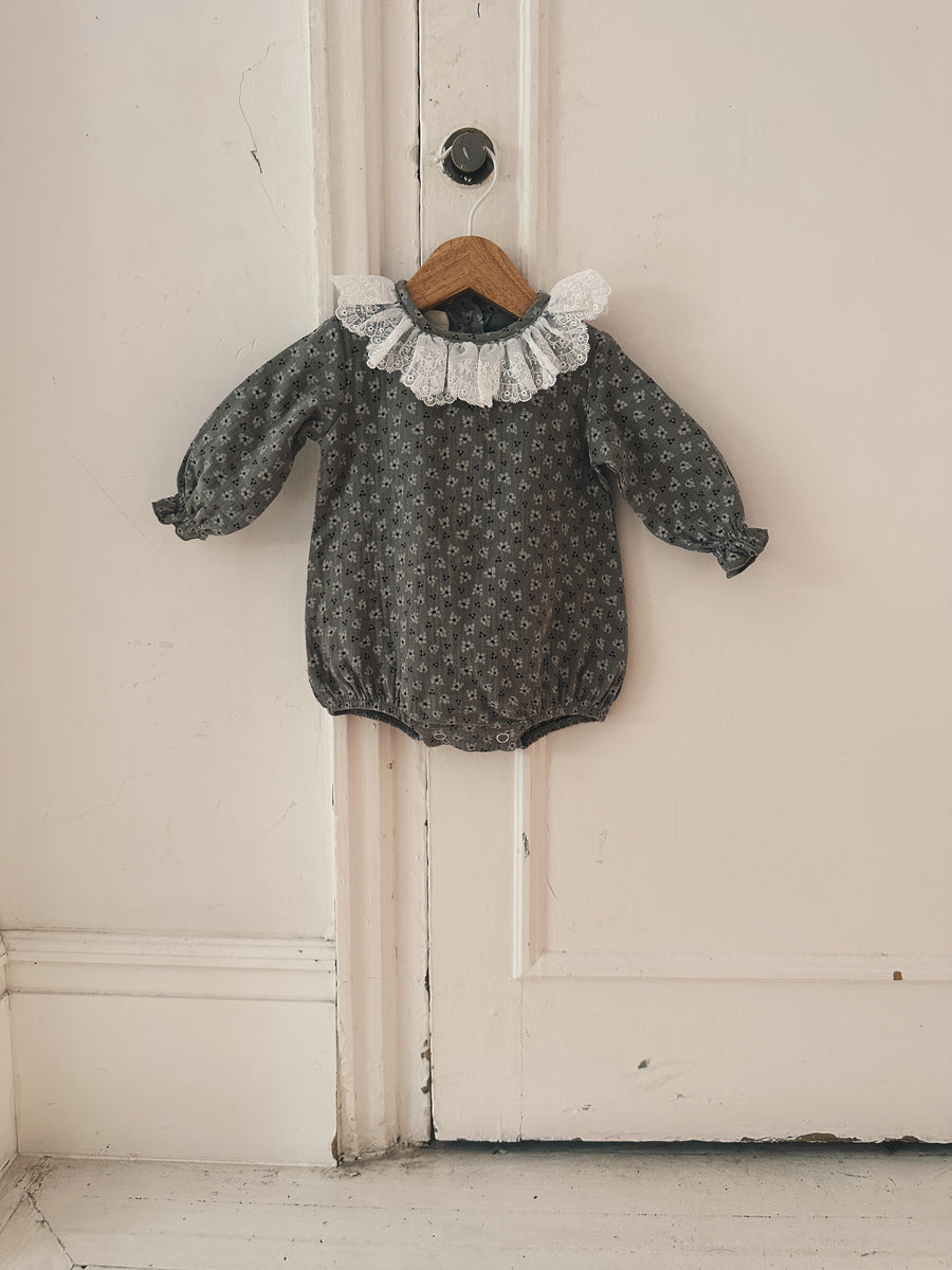 Ranita Puntilla Flores Gris