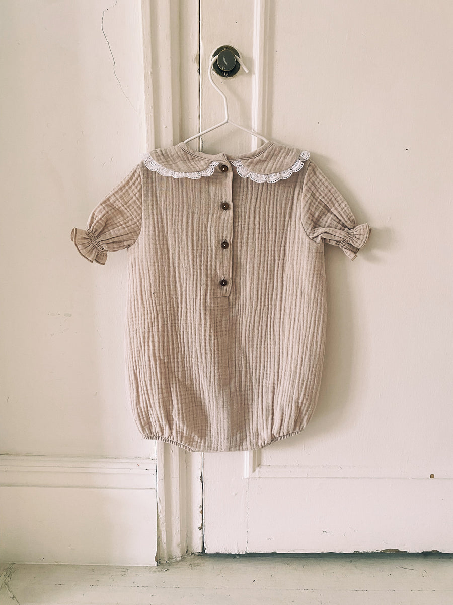 Ranita Beige Puntilla