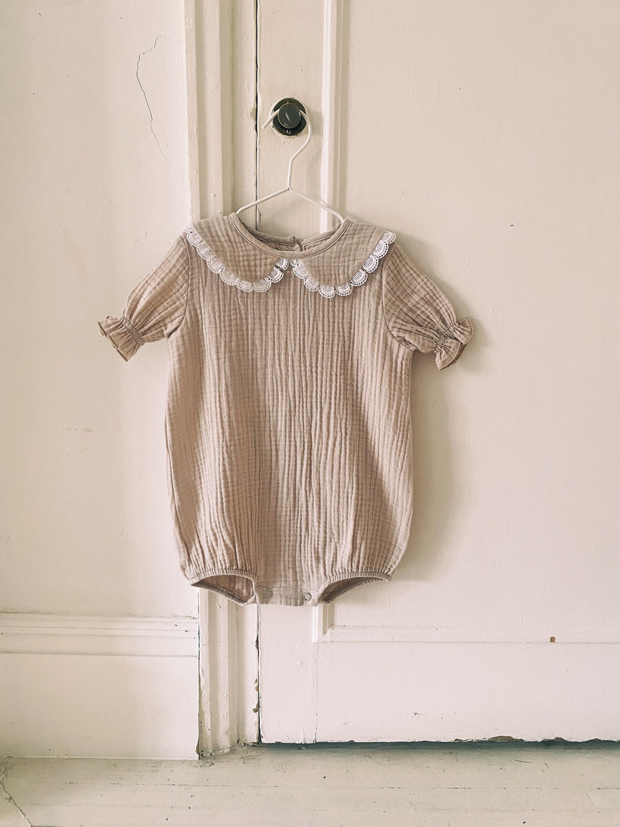Ranita Beige Puntilla